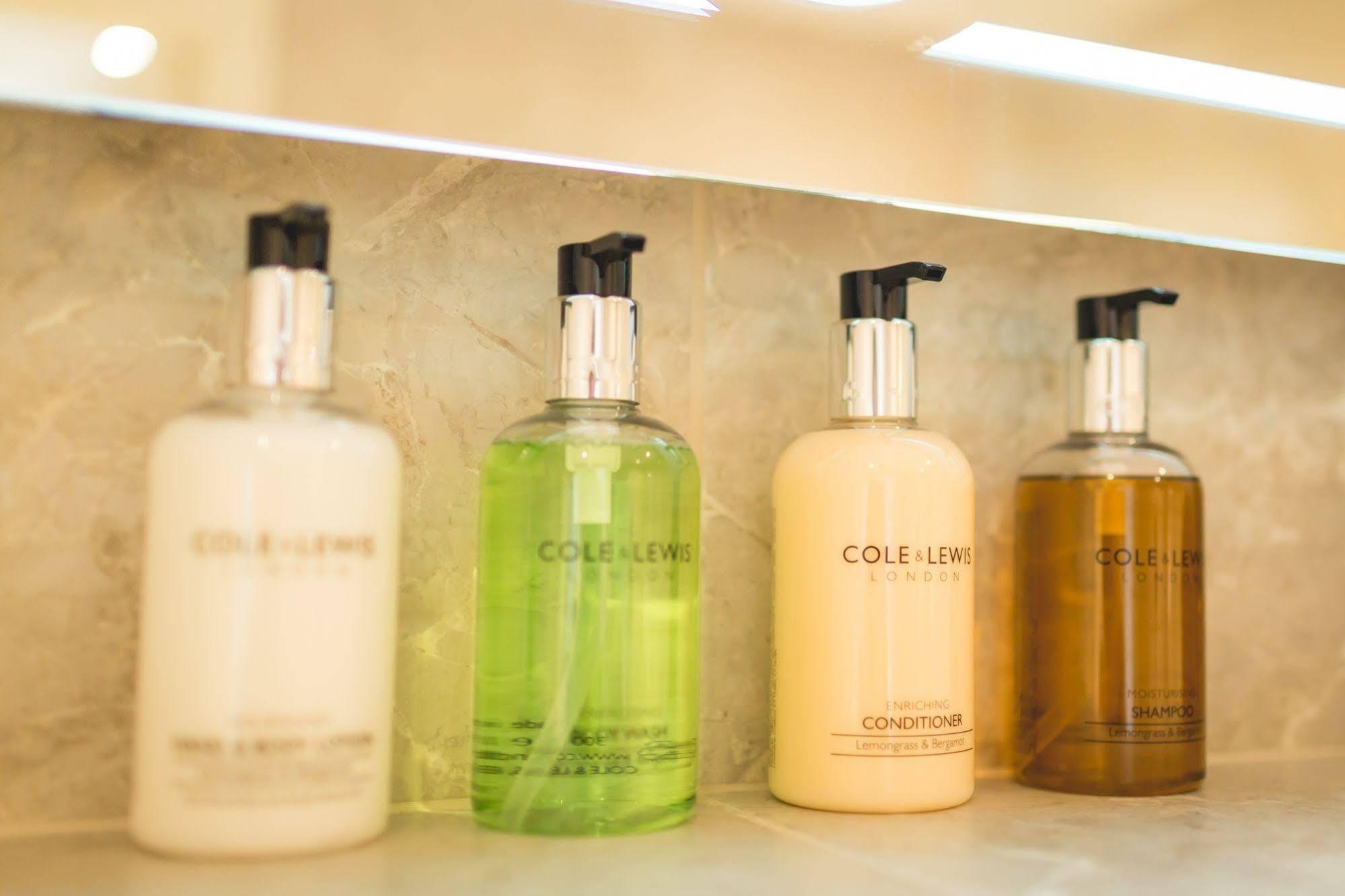 The Bower Inn Bridgwater Kültér fotó A selection of toiletries
