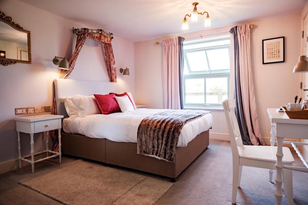 The Bower Inn Bridgwater Kültér fotó A bedroom at The Old Vicarage Hotel