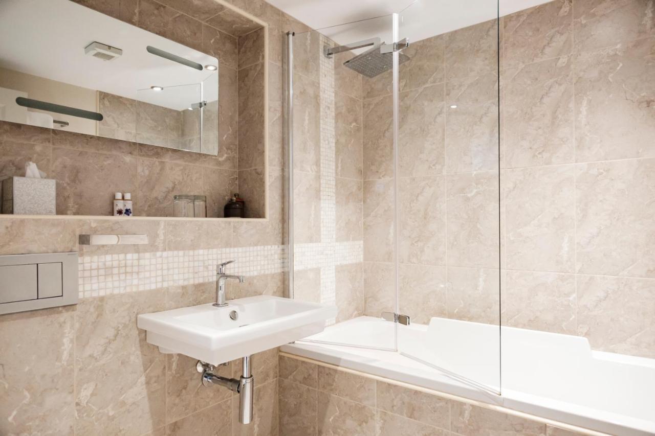 The Bower Inn Bridgwater Kültér fotó Bathroom with shower screen