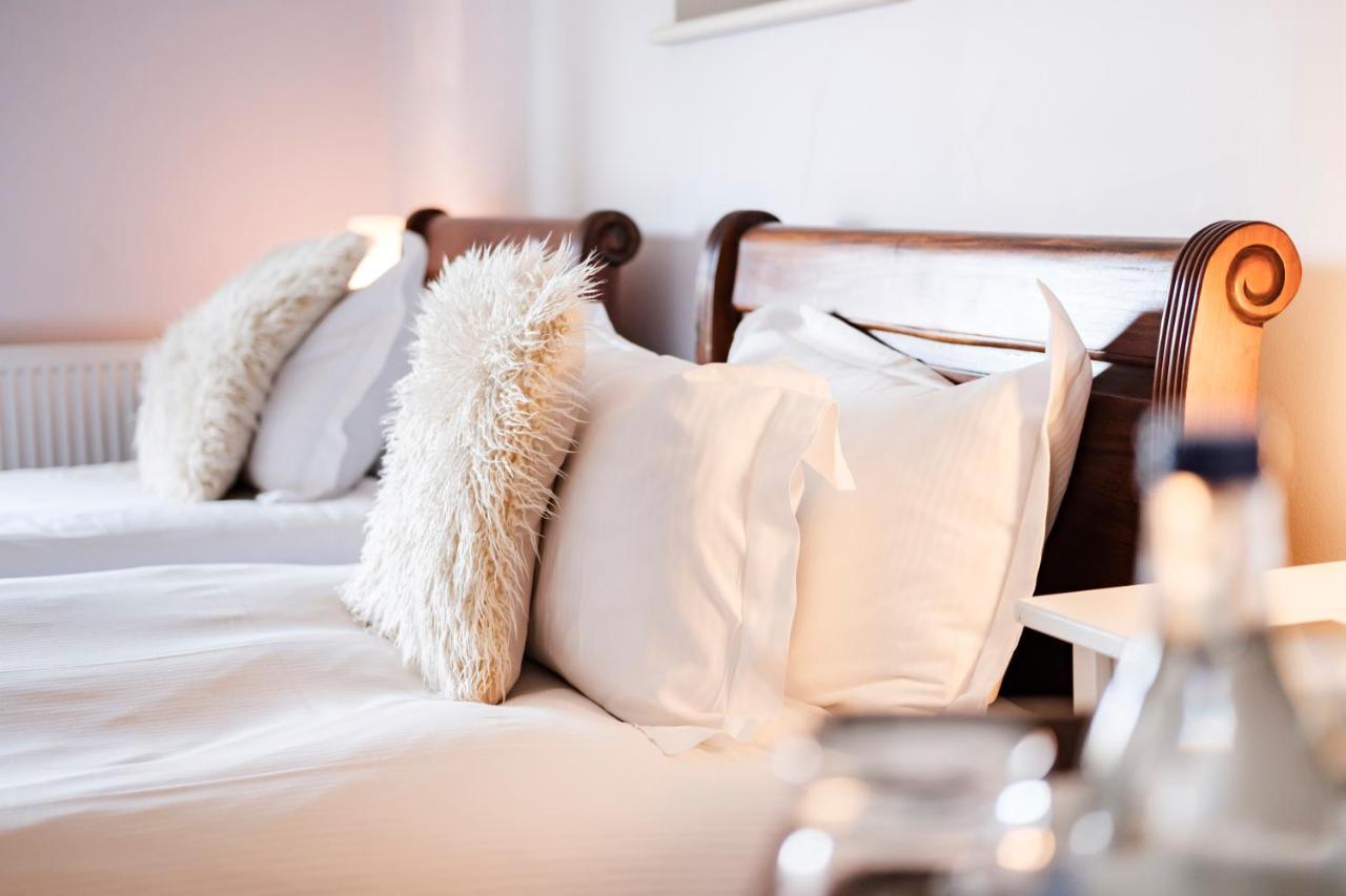 The Bower Inn Bridgwater Kültér fotó A bed with pillows