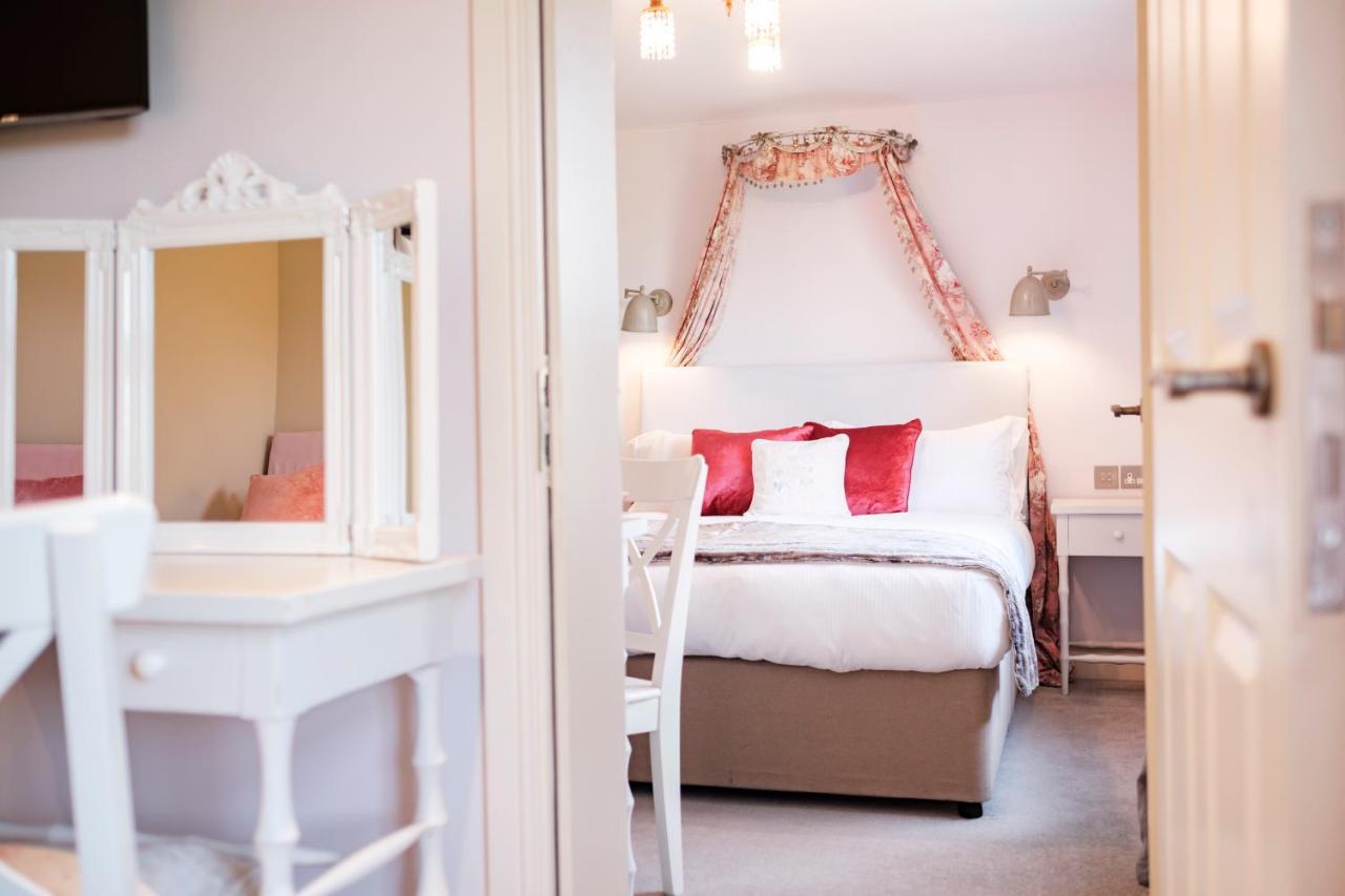 The Bower Inn Bridgwater Kültér fotó A bedroom at The Swan Hotel