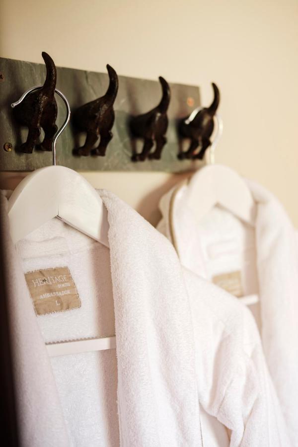 The Bower Inn Bridgwater Kültér fotó A white coat