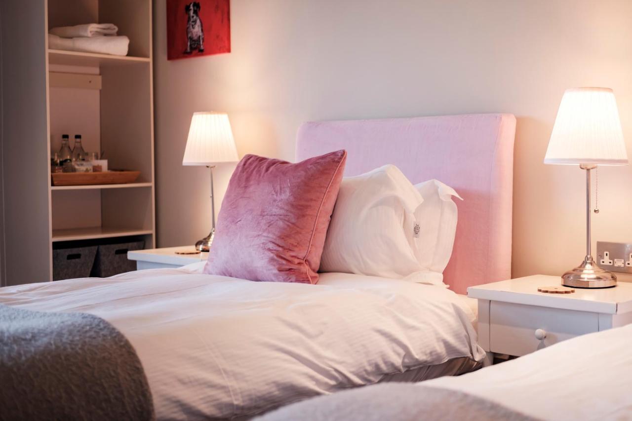 The Bower Inn Bridgwater Kültér fotó A bed with a headboard