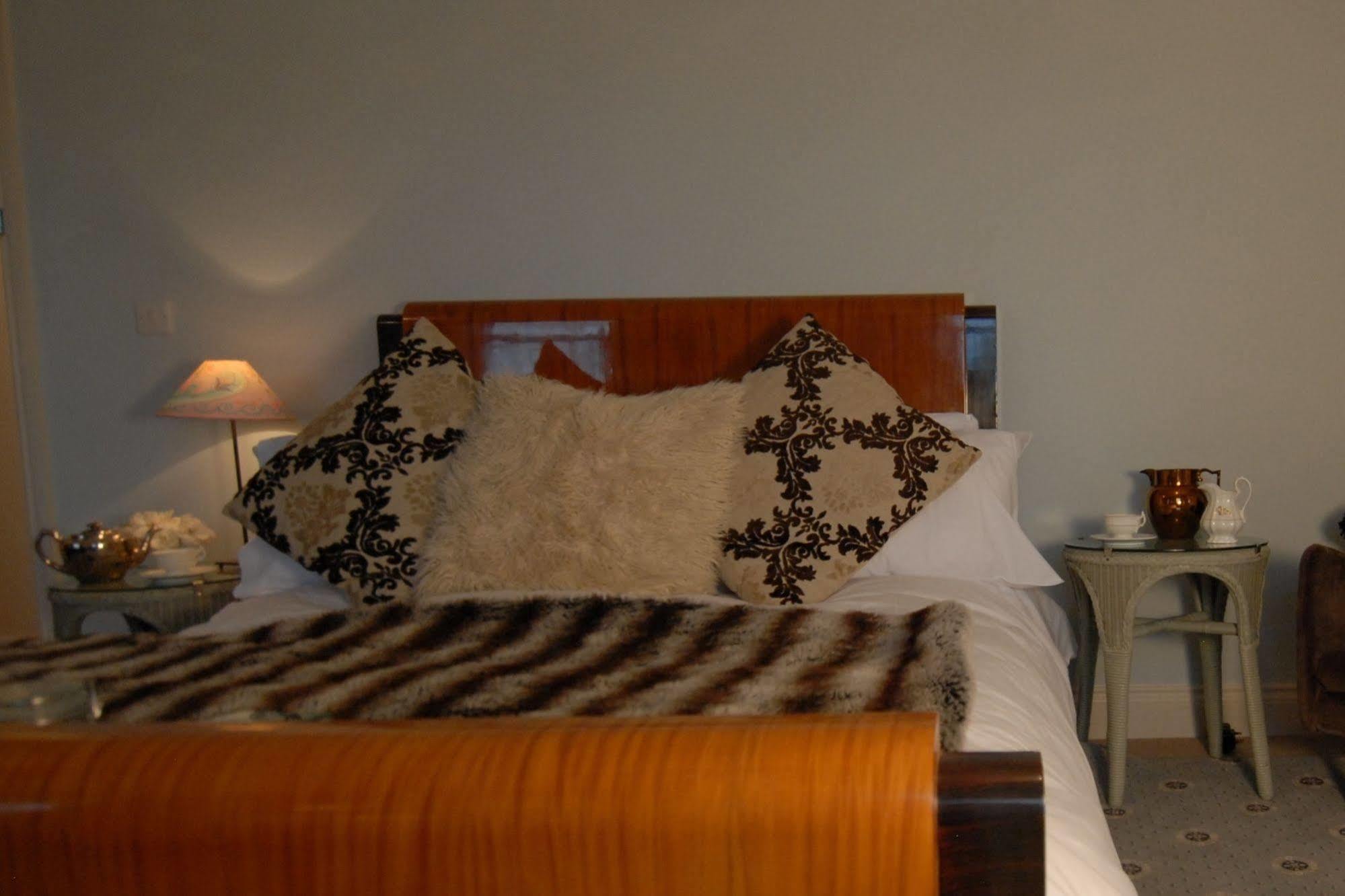 The Bower Inn Bridgwater Kültér fotó A bed with a mink throw